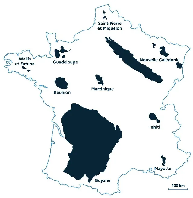 Carte de la France hexagonale sur laquelle sont reportés, à l'échelle, les territoires ultramarins